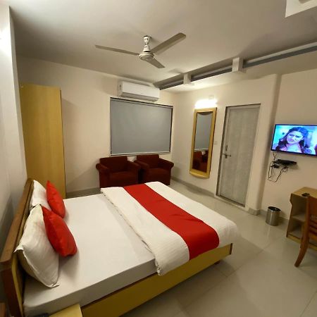 Hotel Riverfront Ahmedabad Eksteriør bilde