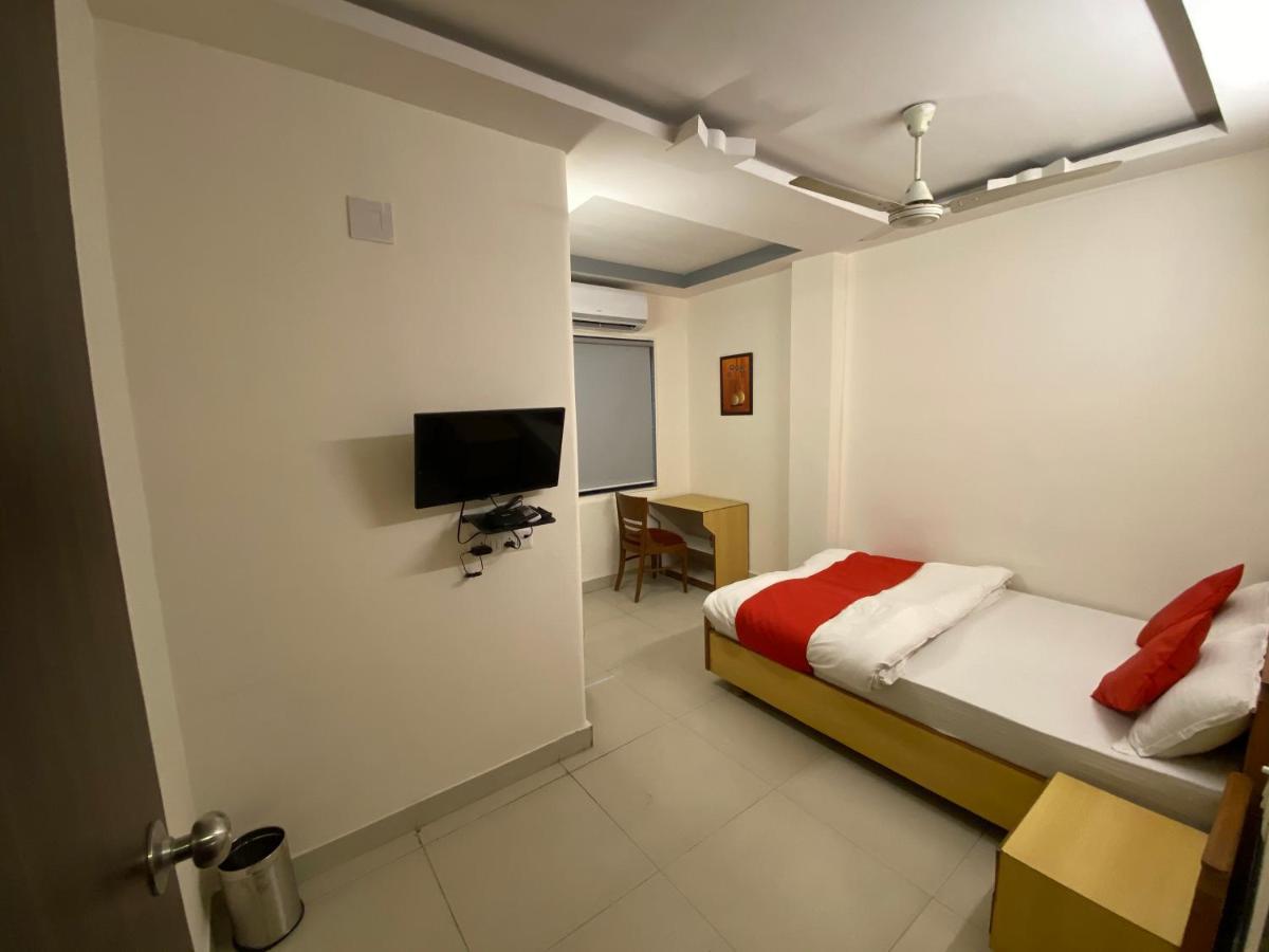 Hotel Riverfront Ahmedabad Eksteriør bilde