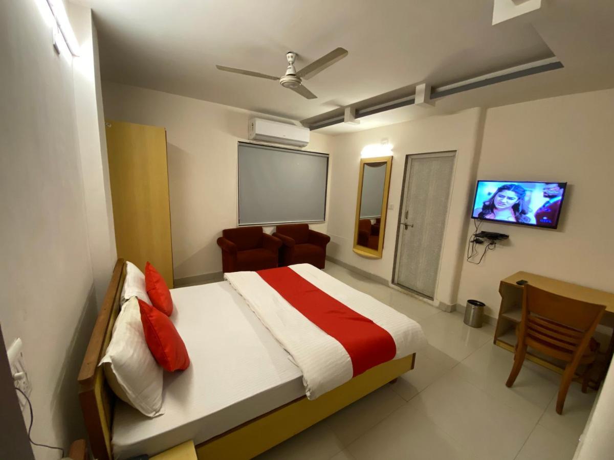 Hotel Riverfront Ahmedabad Eksteriør bilde