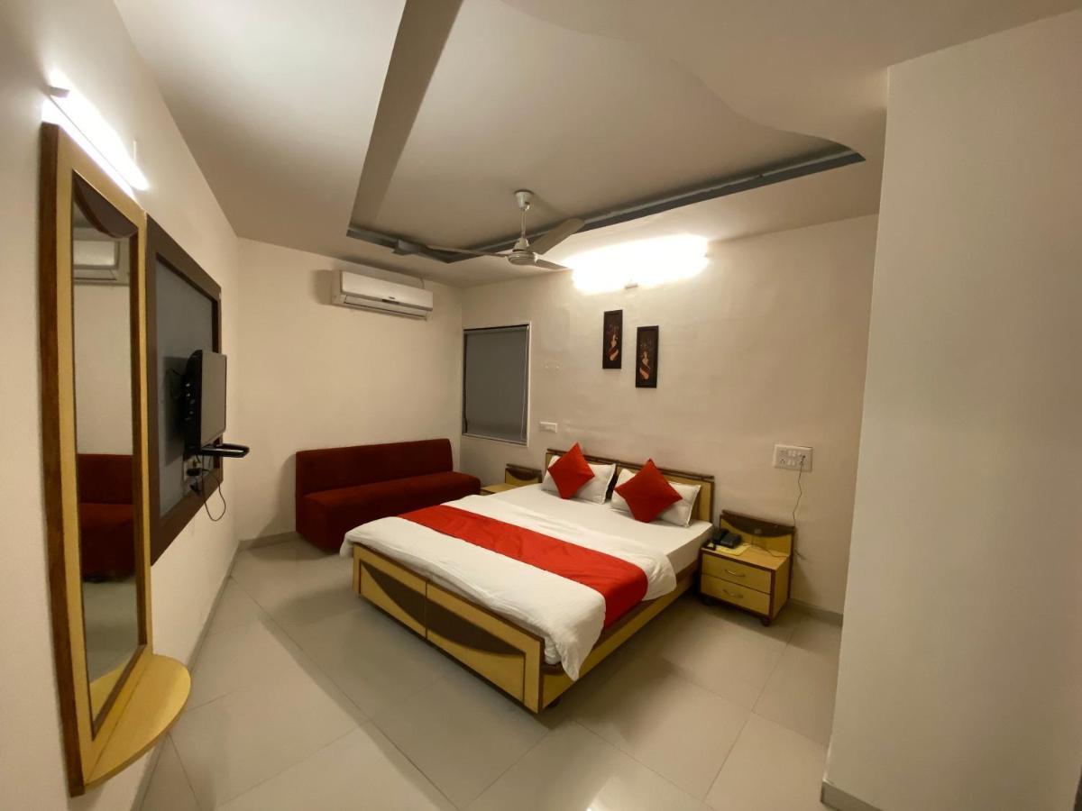 Hotel Riverfront Ahmedabad Eksteriør bilde
