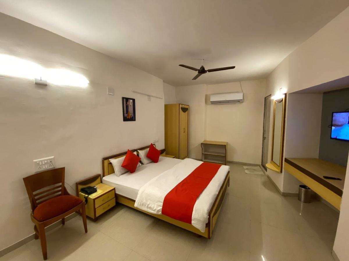 Hotel Riverfront Ahmedabad Eksteriør bilde
