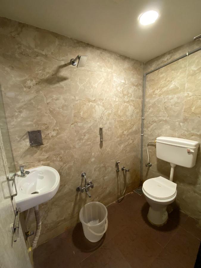 Hotel Riverfront Ahmedabad Eksteriør bilde