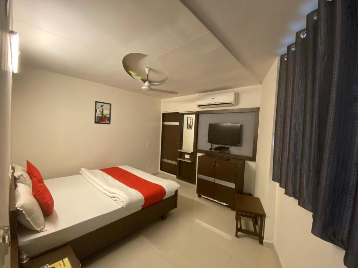 Hotel Riverfront Ahmedabad Eksteriør bilde