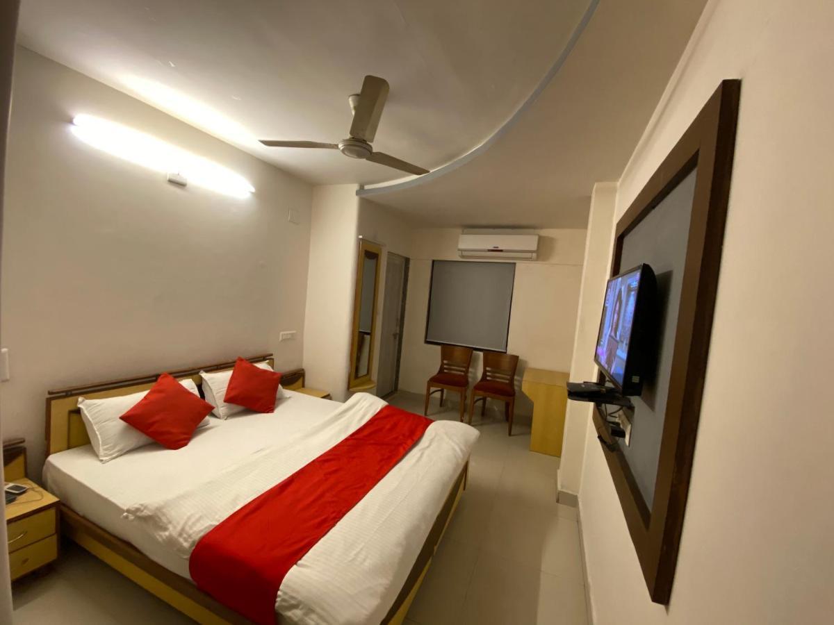Hotel Riverfront Ahmedabad Eksteriør bilde