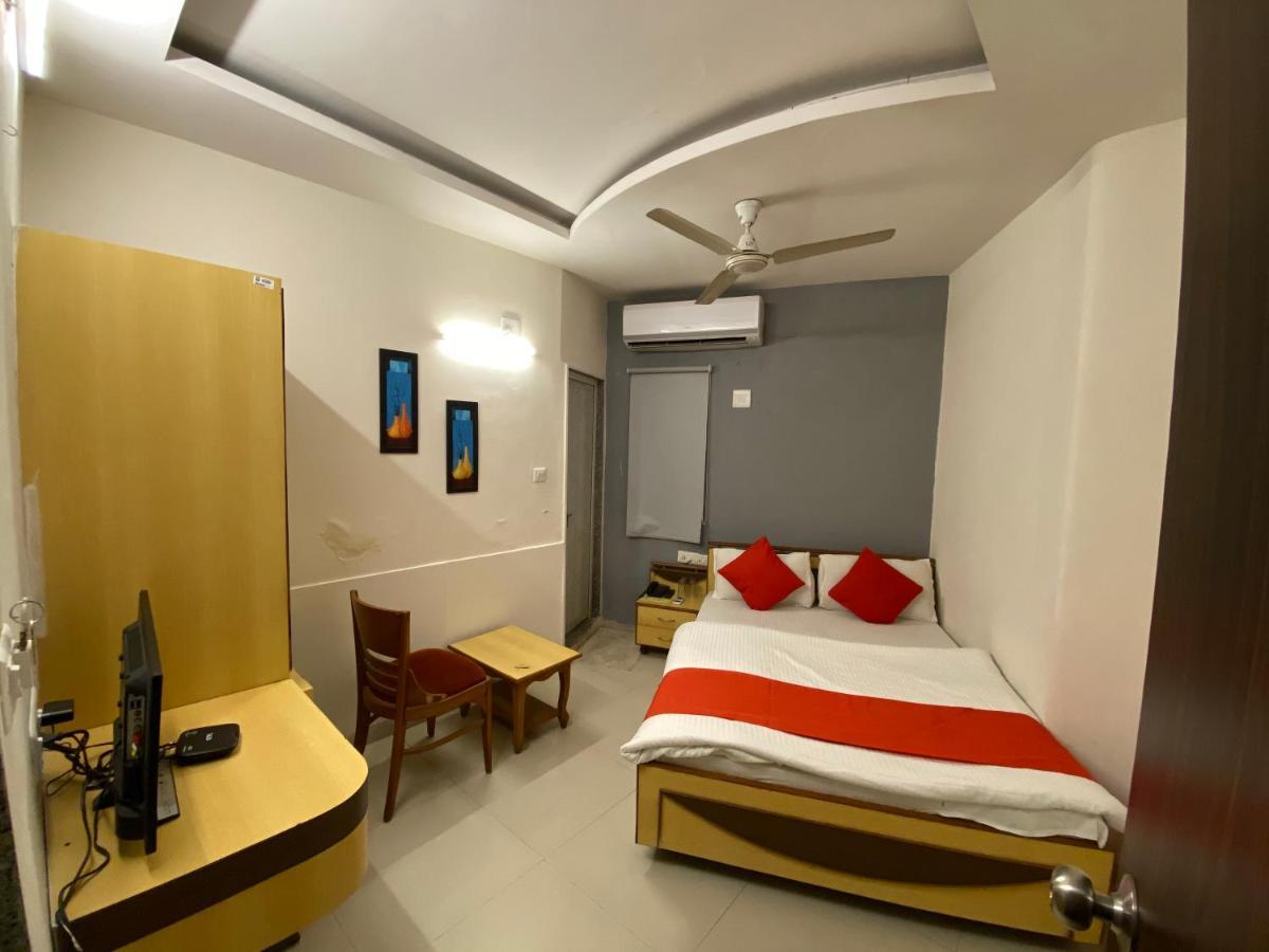 Hotel Riverfront Ahmedabad Eksteriør bilde