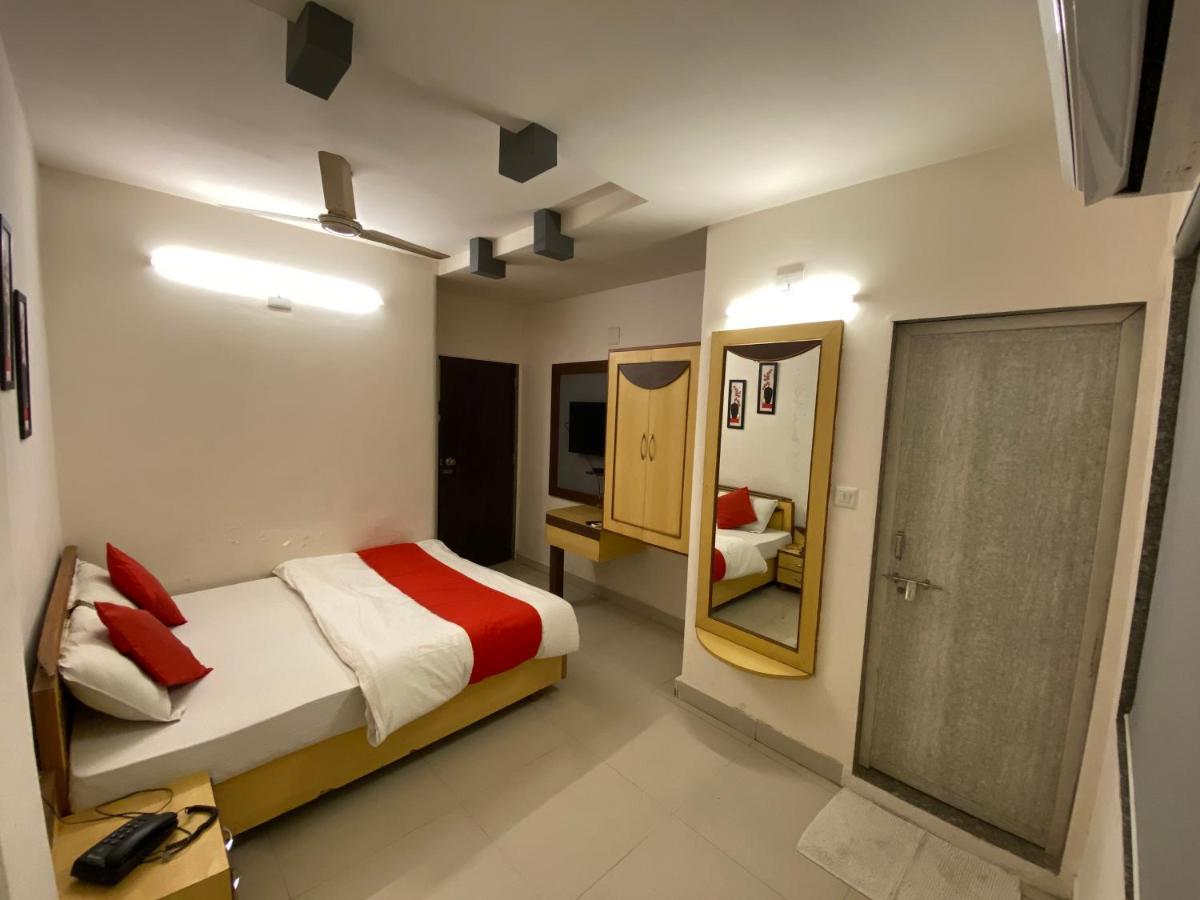 Hotel Riverfront Ahmedabad Eksteriør bilde