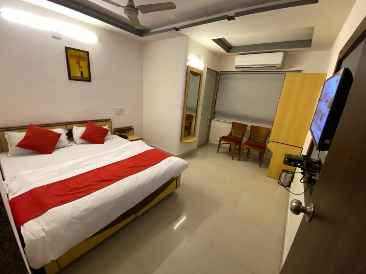 Hotel Riverfront Ahmedabad Eksteriør bilde