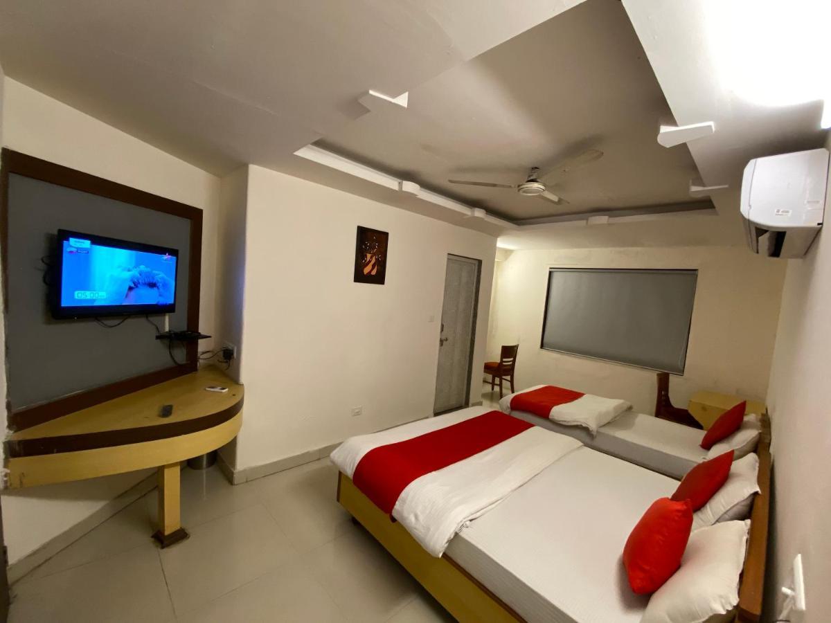 Hotel Riverfront Ahmedabad Eksteriør bilde